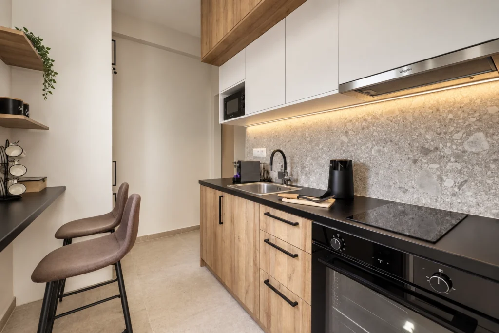 Kitchen with bar stools and a stone splashback, Timeless Kallisto, Koukaki – IDYLI Architects